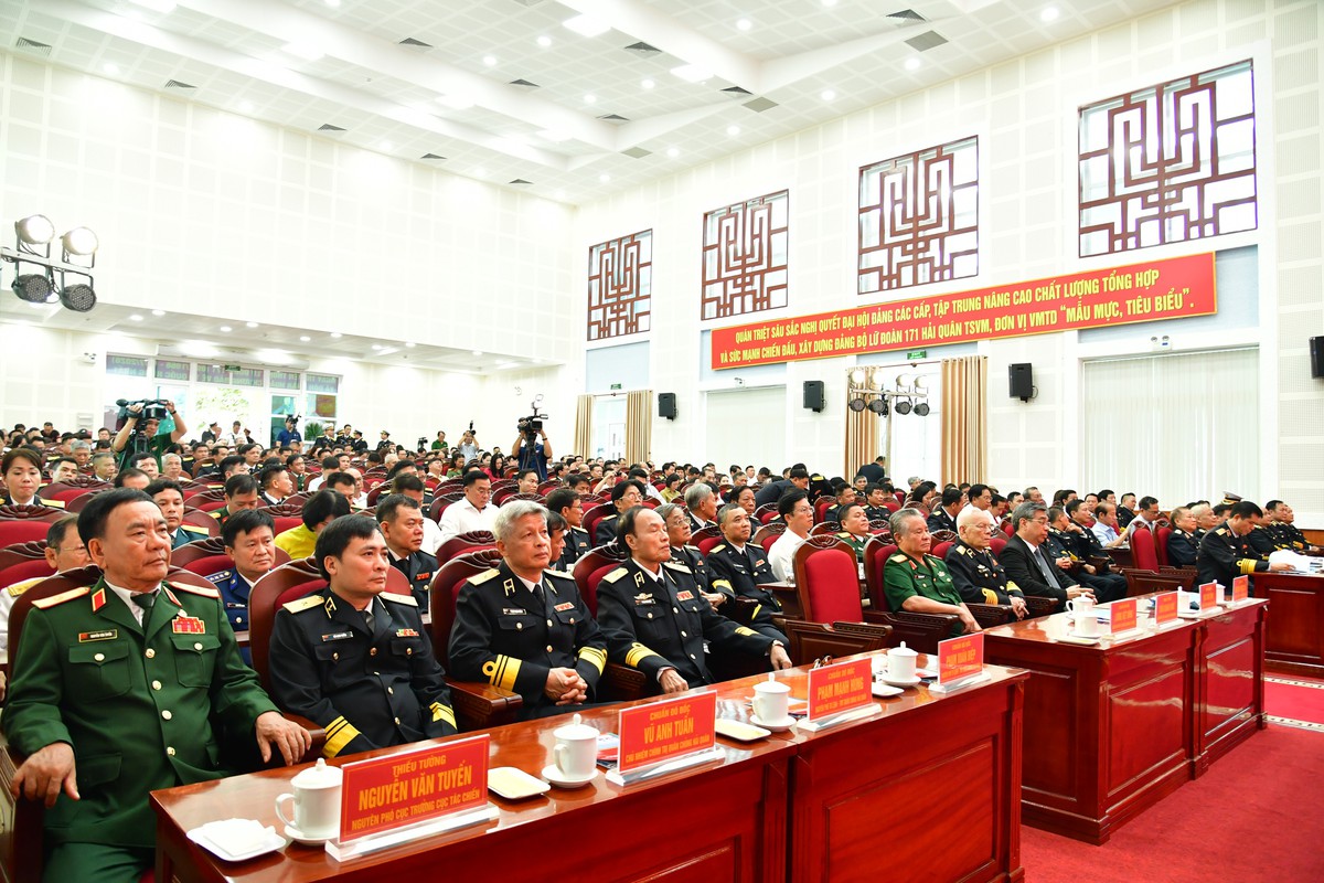 Lữ đoàn 171 Hải quân đón nhận Huân chương Bảo vệ Tổ quốc hạng Nhất - Ảnh 1.