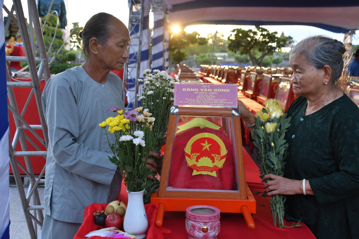 Phó Chủ tịch nước Võ Thị Ánh Xuân dự lễ an táng 235 hài cốt liệt sĩ tại An Giang - Ảnh 2.