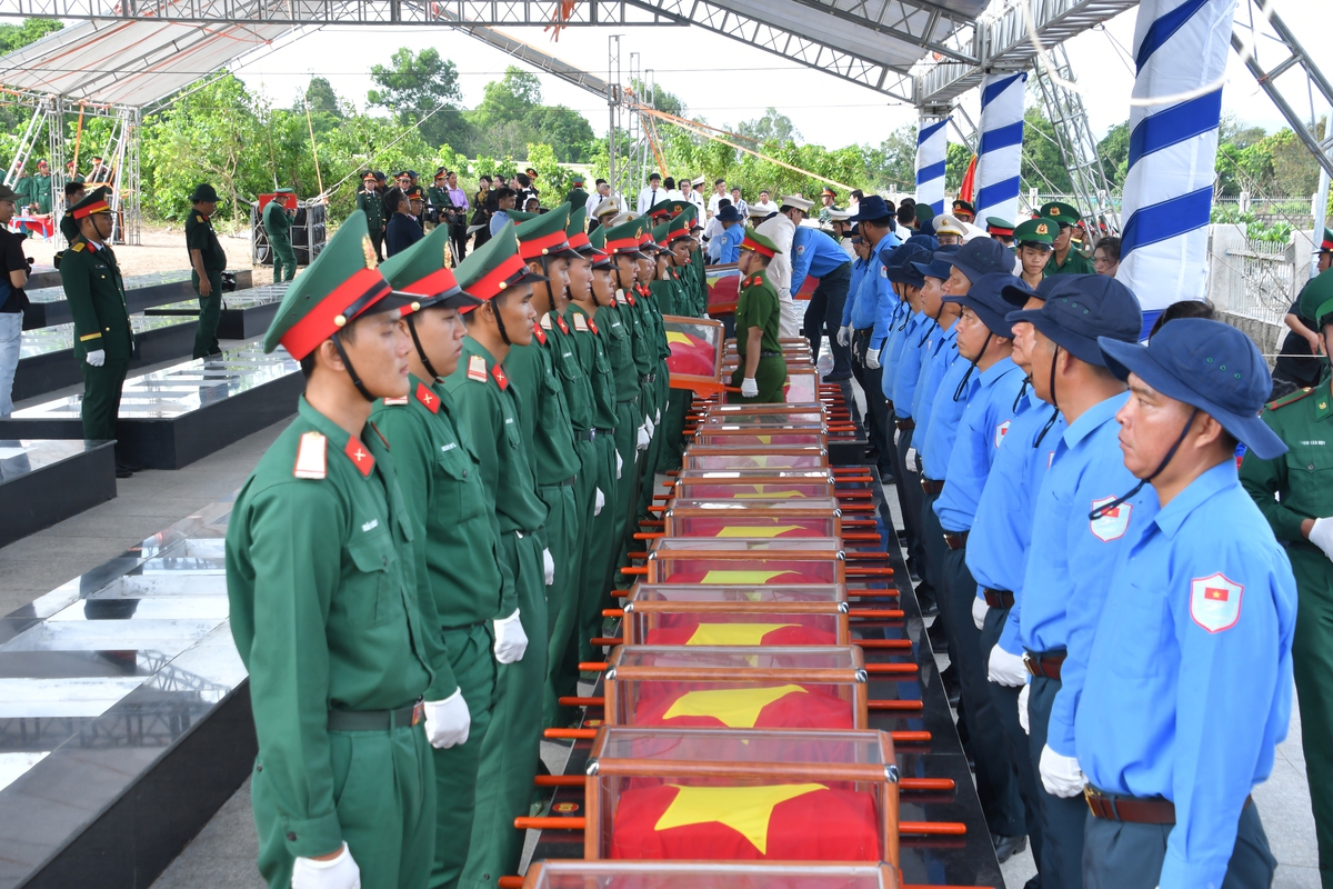Phó Chủ tịch nước Võ Thị Ánh Xuân dự lễ an táng 235 hài cốt liệt sĩ tại An Giang - Ảnh 4.