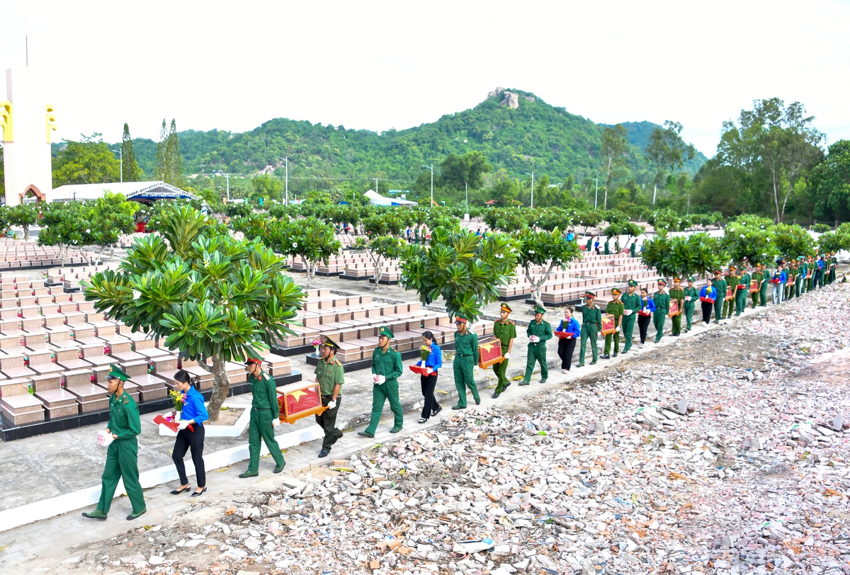 Phó Chủ tịch nước Võ Thị Ánh Xuân dự lễ an táng 235 hài cốt liệt sĩ tại An Giang - Ảnh 5.