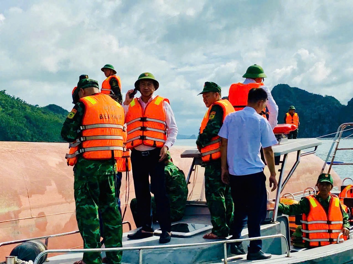 Vụ lật tàu tại Vân Đồn: Đã cứu được 3 người, 2 người bị mắc kẹt trong cabin- Ảnh 2.