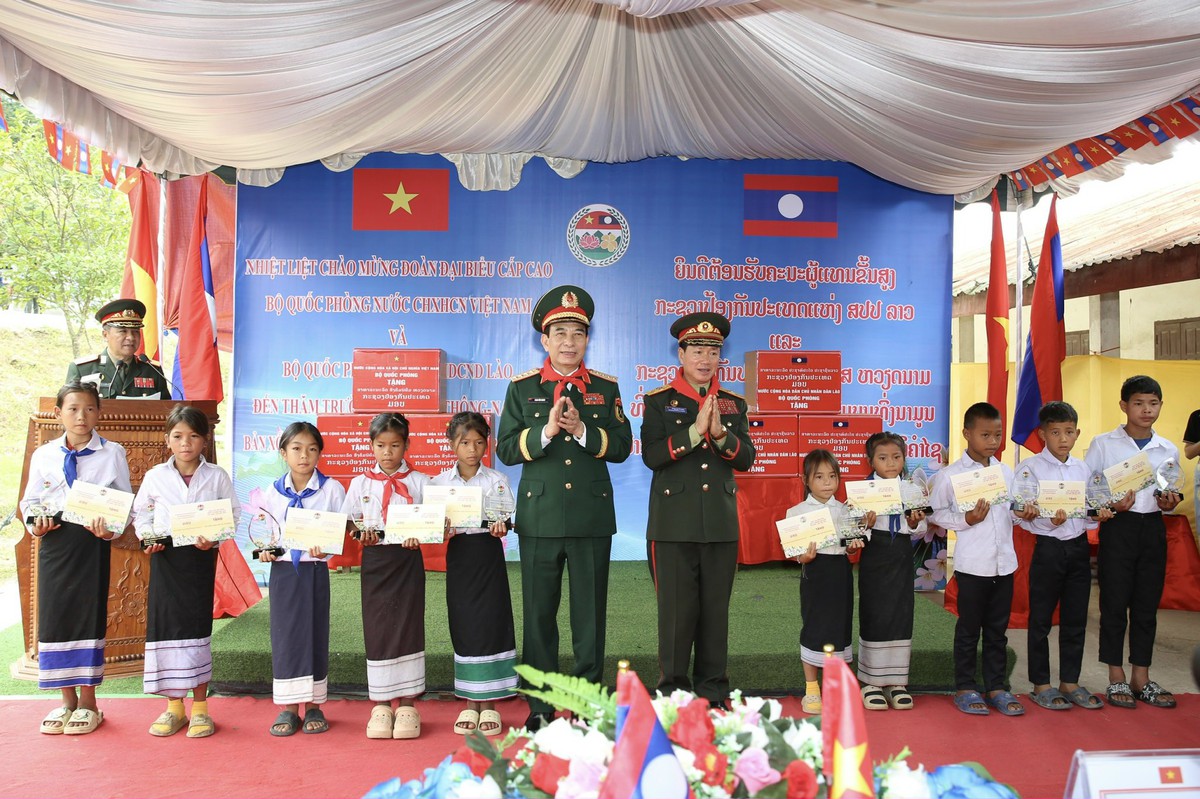 Giao lưu hữu nghị biên giới Việt Nam-Lào: Điểm sáng trong quan hệ hợp tác quốc phòng hai nước - Ảnh 2.