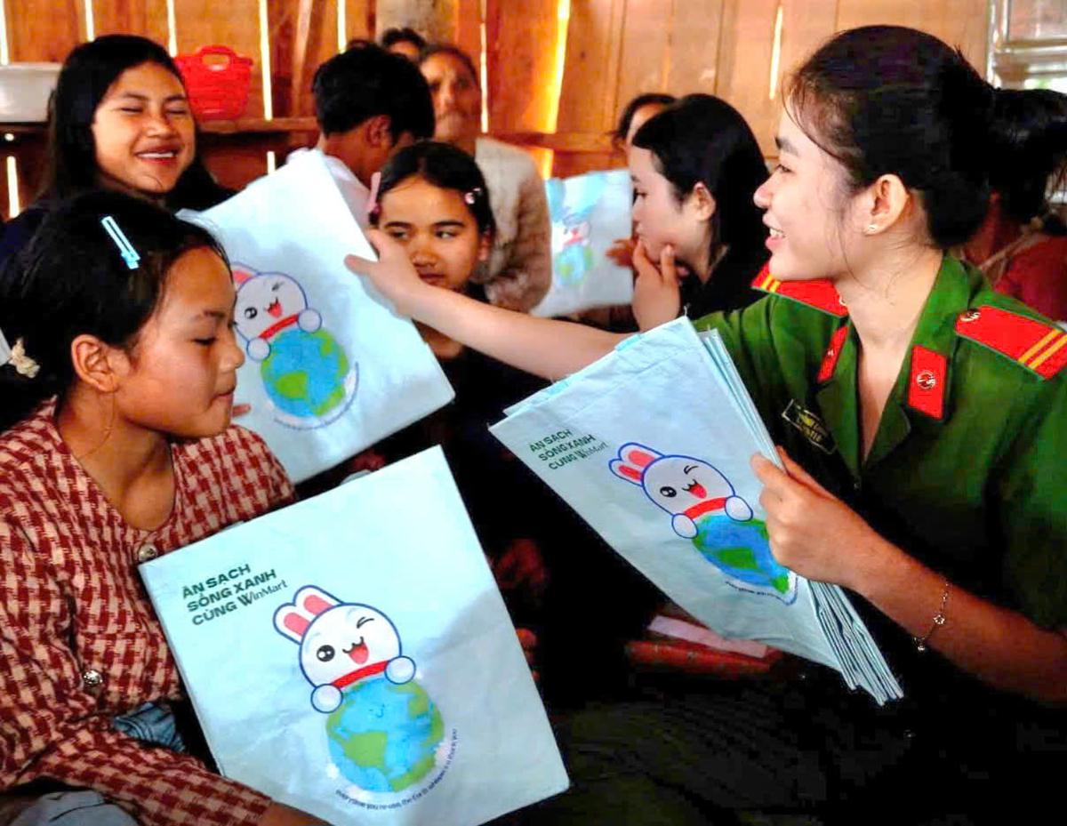 Đồng hành hỗ trợ an sinh, chuyển đổi số, nâng cao nhận thức cho phụ nữ và trẻ em vùng dân tộc thiểu số- Ảnh 3.