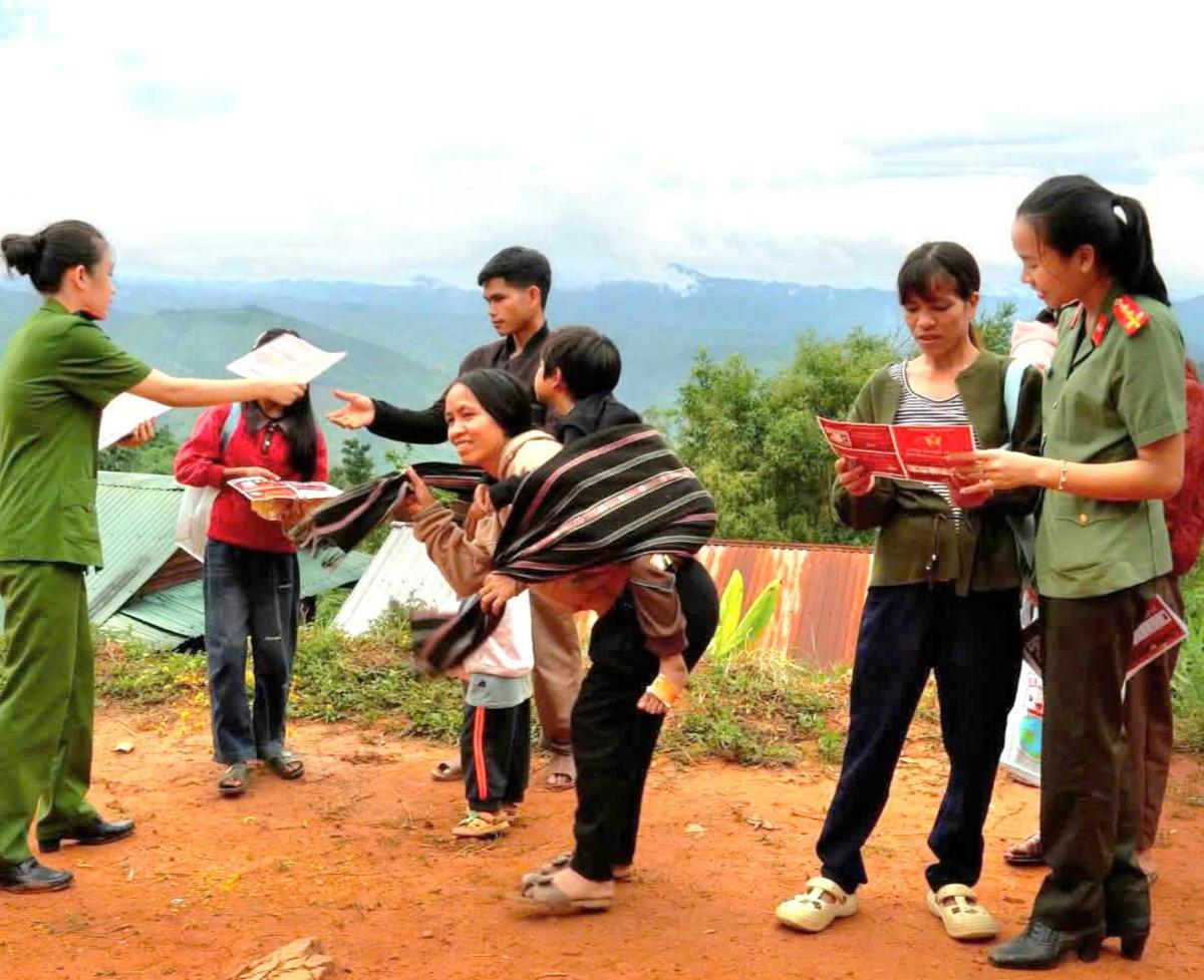 Đồng hành hỗ trợ an sinh, chuyển đổi số, nâng cao nhận thức cho phụ nữ và trẻ em vùng dân tộc thiểu số- Ảnh 1.