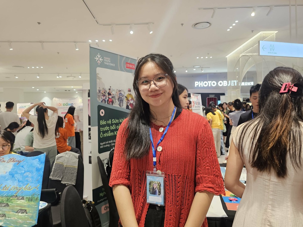 Chạy xe giữa khói bụi Hà Nội: Khi sức khỏe phải nhường chỗ cho thu nhập - Ảnh 1.