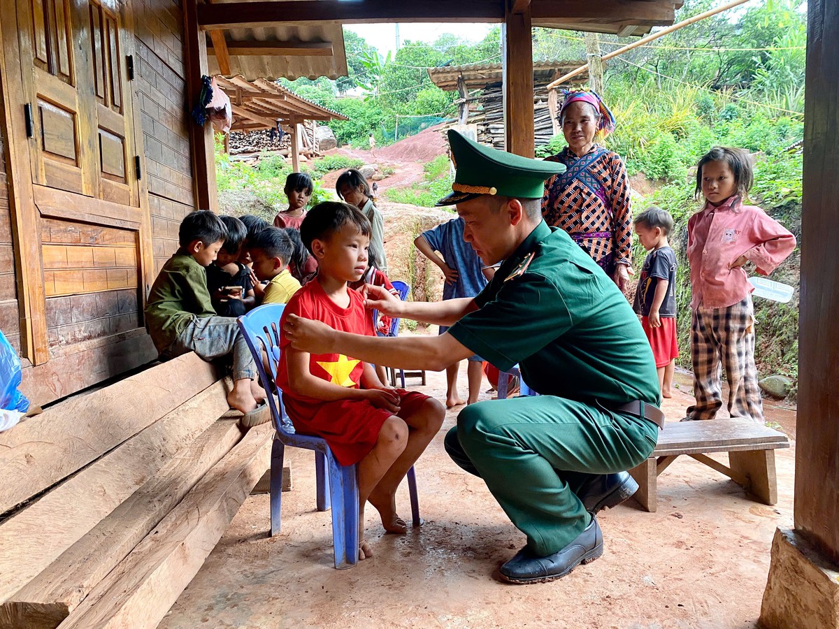 Ươm mầm xanh yêu thương nơi biên cương - Ảnh 2.