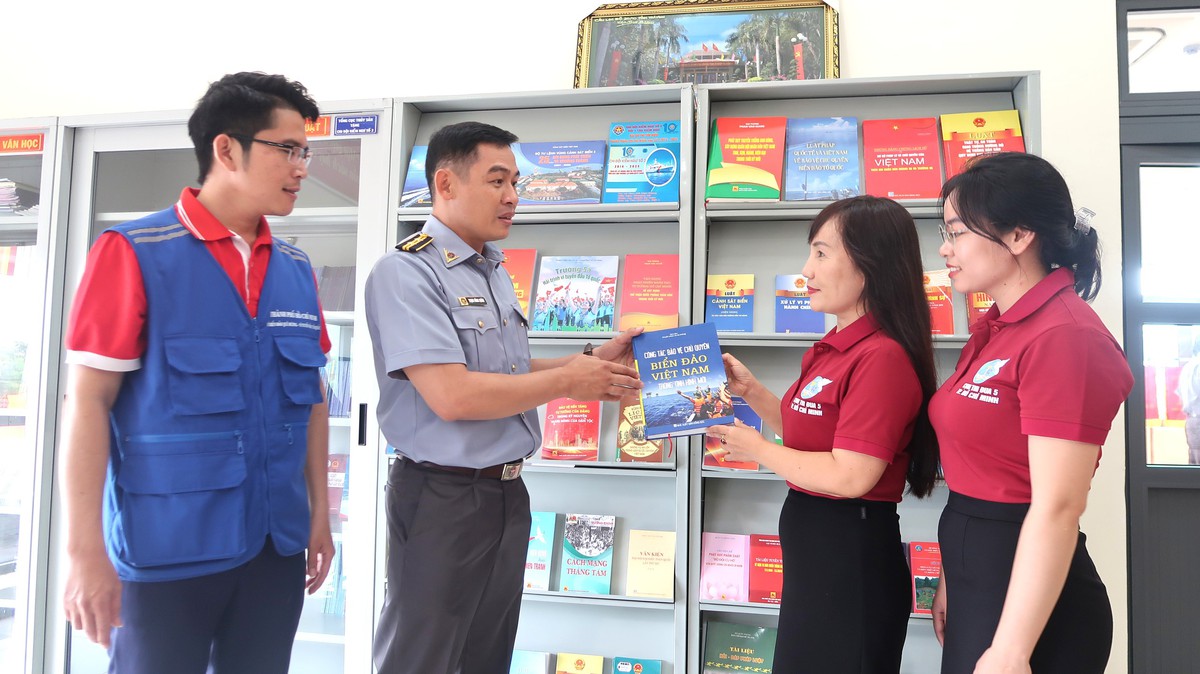 Hội LHPN TPHCM trao học bổng, tặng quà con cán bộ, nhân viên Chi đội Kiểm ngư số 2- Ảnh 4.
