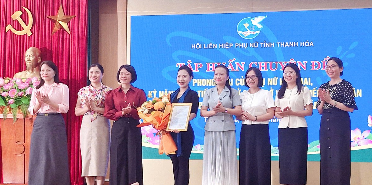 Tập huấn "Phong thái của phụ nữ hiện đại, kỹ năng giao tiếp, ứng xử công sở và giao tiếp công dân"- Ảnh 1.