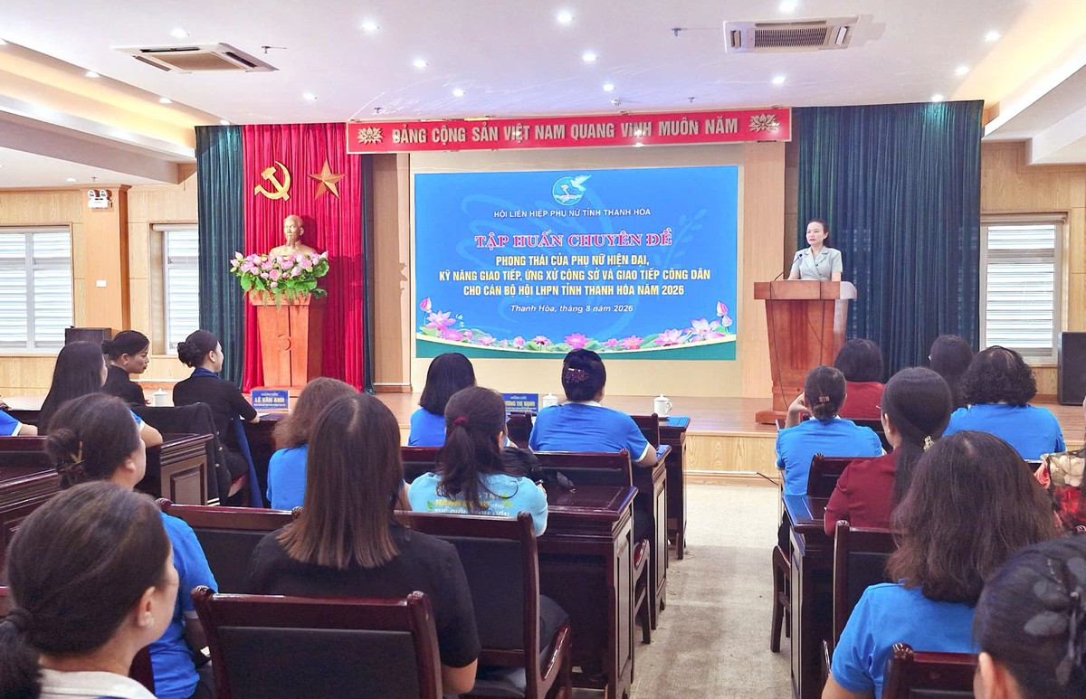 Tập huấn "Phong thái của phụ nữ hiện đại, kỹ năng giao tiếp, ứng xử công sở và giao tiếp công dân"- Ảnh 2.