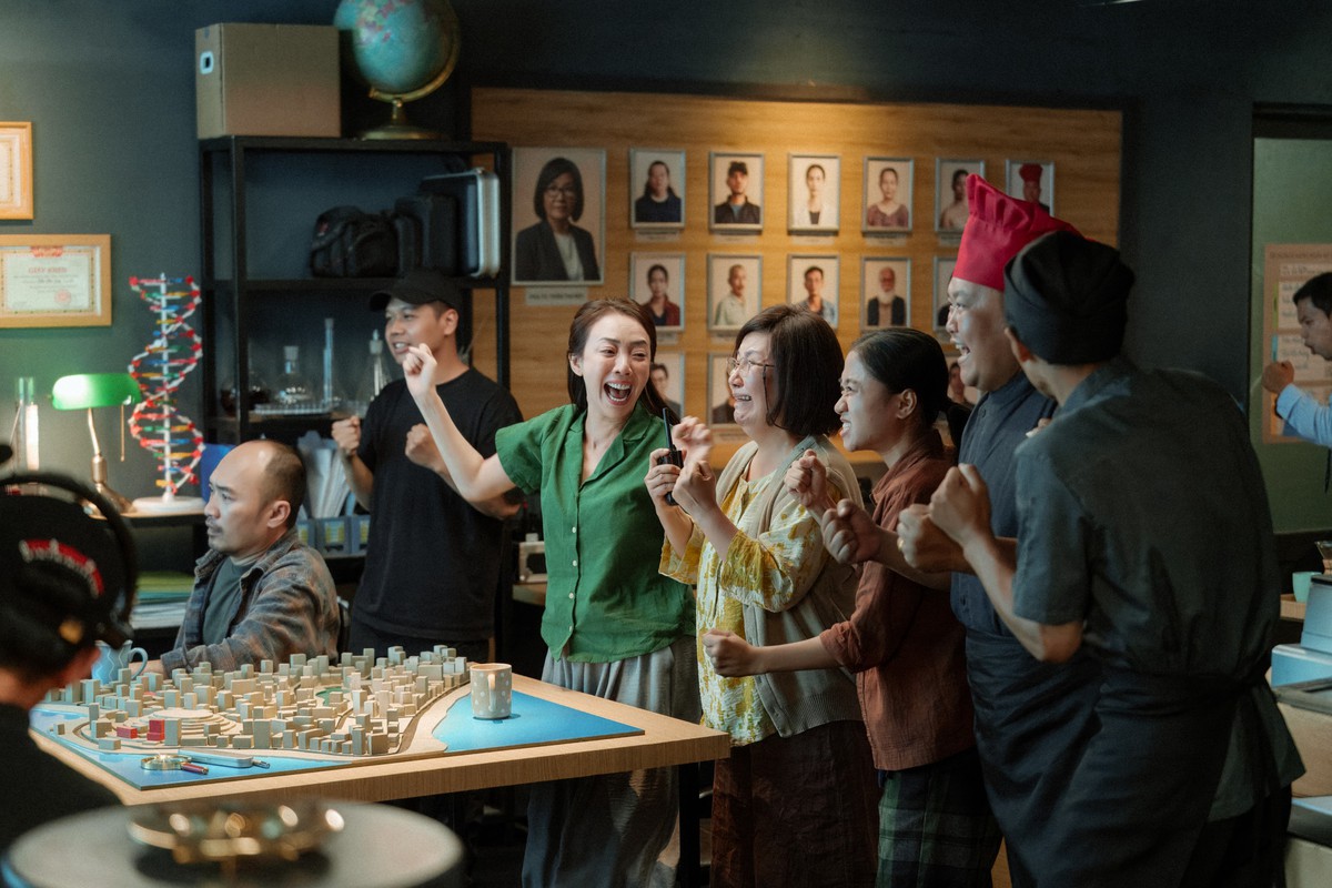 Vợ chồng Thu Trang - Tiến Luật “giả nghèo” nuôi con trong phim mới - Ảnh 1.