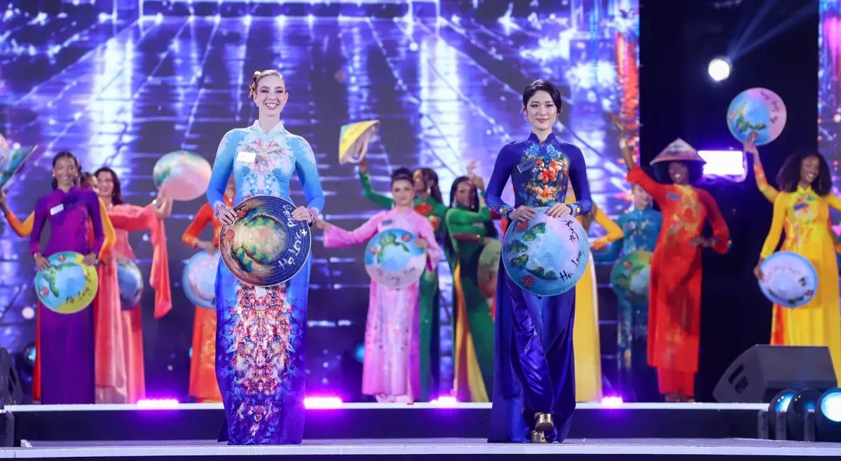 Khai mạc Miss World 2026: Hơn 100 thí sinh khoe sắc trong tà áo dài Việt Nam - Ảnh 2.