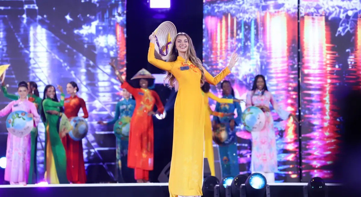 Khai mạc Miss World 2026: Hơn 100 thí sinh khoe sắc trong tà áo dài Việt Nam - Ảnh 4.
