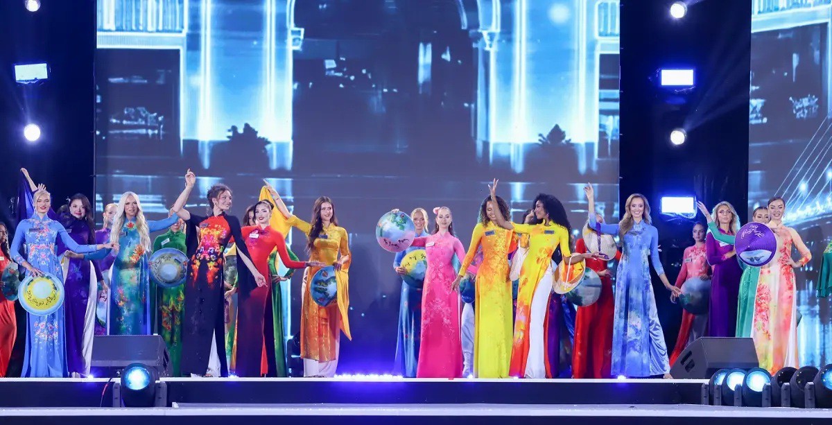 Khai mạc Miss World 2026: Hơn 100 thí sinh khoe sắc trong tà áo dài Việt Nam - Ảnh 5.