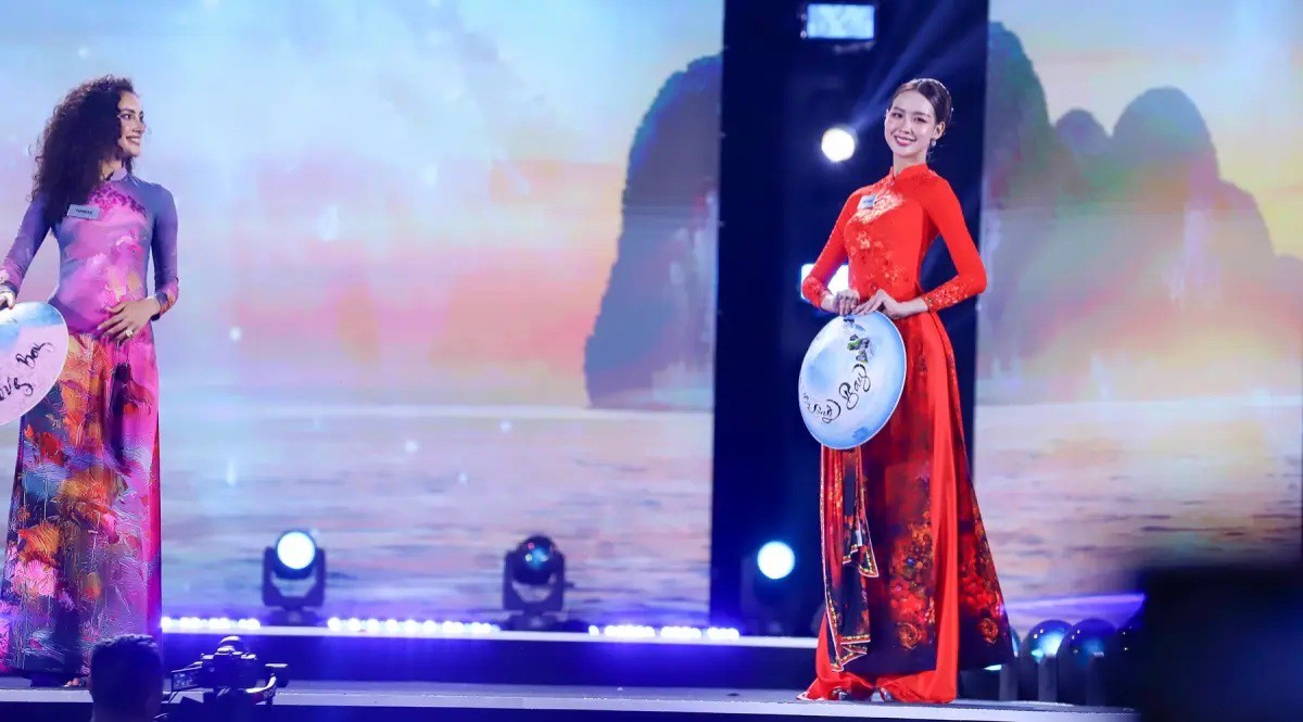Khai mạc Miss World 2026: Hơn 100 thí sinh khoe sắc trong tà áo dài Việt Nam - Ảnh 1.