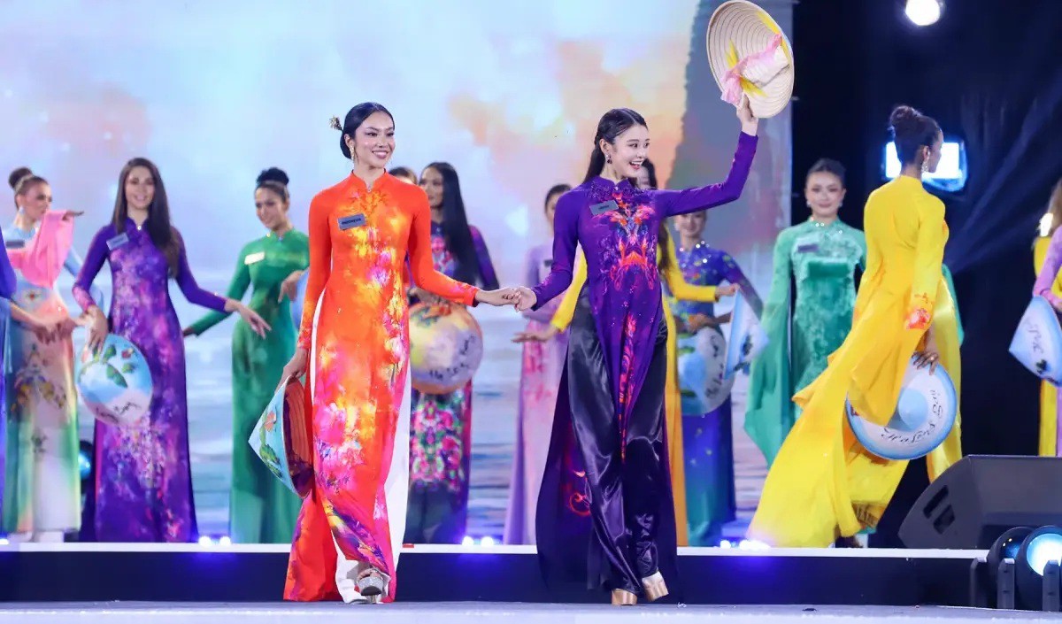 Khai mạc Miss World 2026: Hơn 100 thí sinh khoe sắc trong tà áo dài Việt Nam - Ảnh 3.