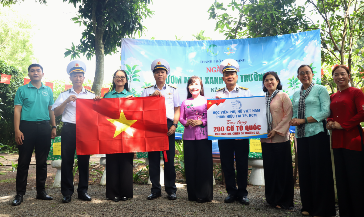 Hội LHPN TPHCM trao tặng 25.000 cây xanh cho Trường Sa - Ảnh 3.