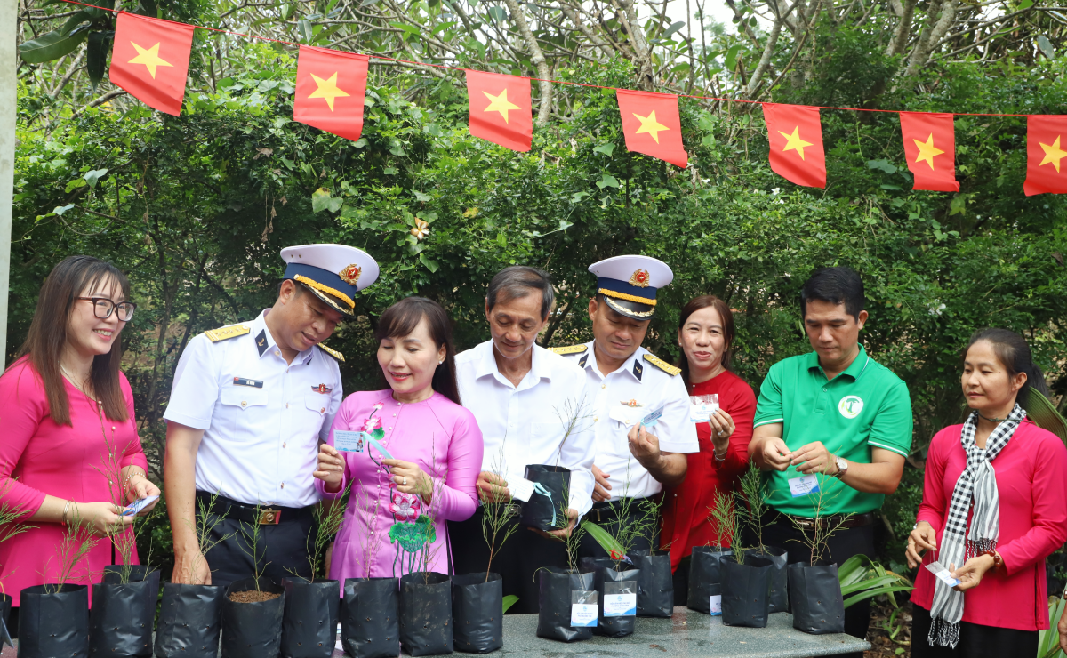 Hội LHPN TPHCM trao tặng 25.000 cây xanh cho Trường Sa - Ảnh 1.