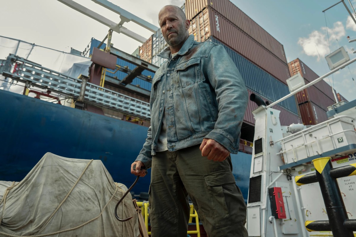 Jason Statham “đạp sóng” màn ảnh Việt với “Tàu buôn người” - Ảnh 1.