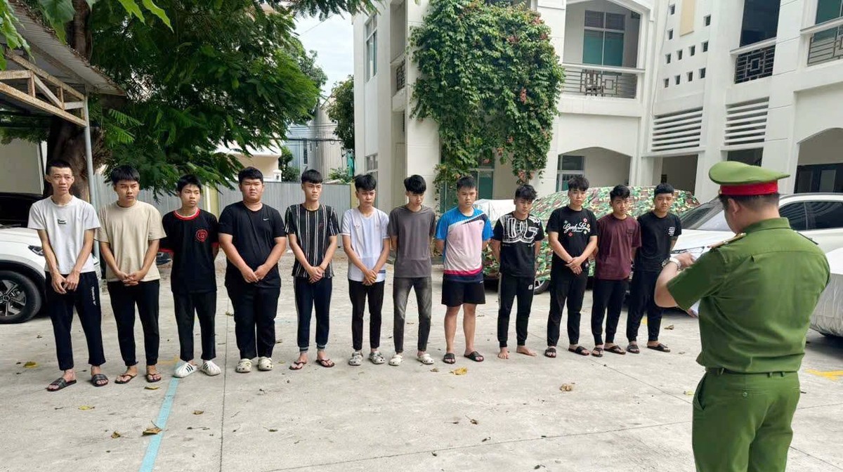 Chạy tới 130 km/h, rú ga nẹt pô gây náo loạn đường phố, 12 đối tượng bị bắt - Ảnh 1.