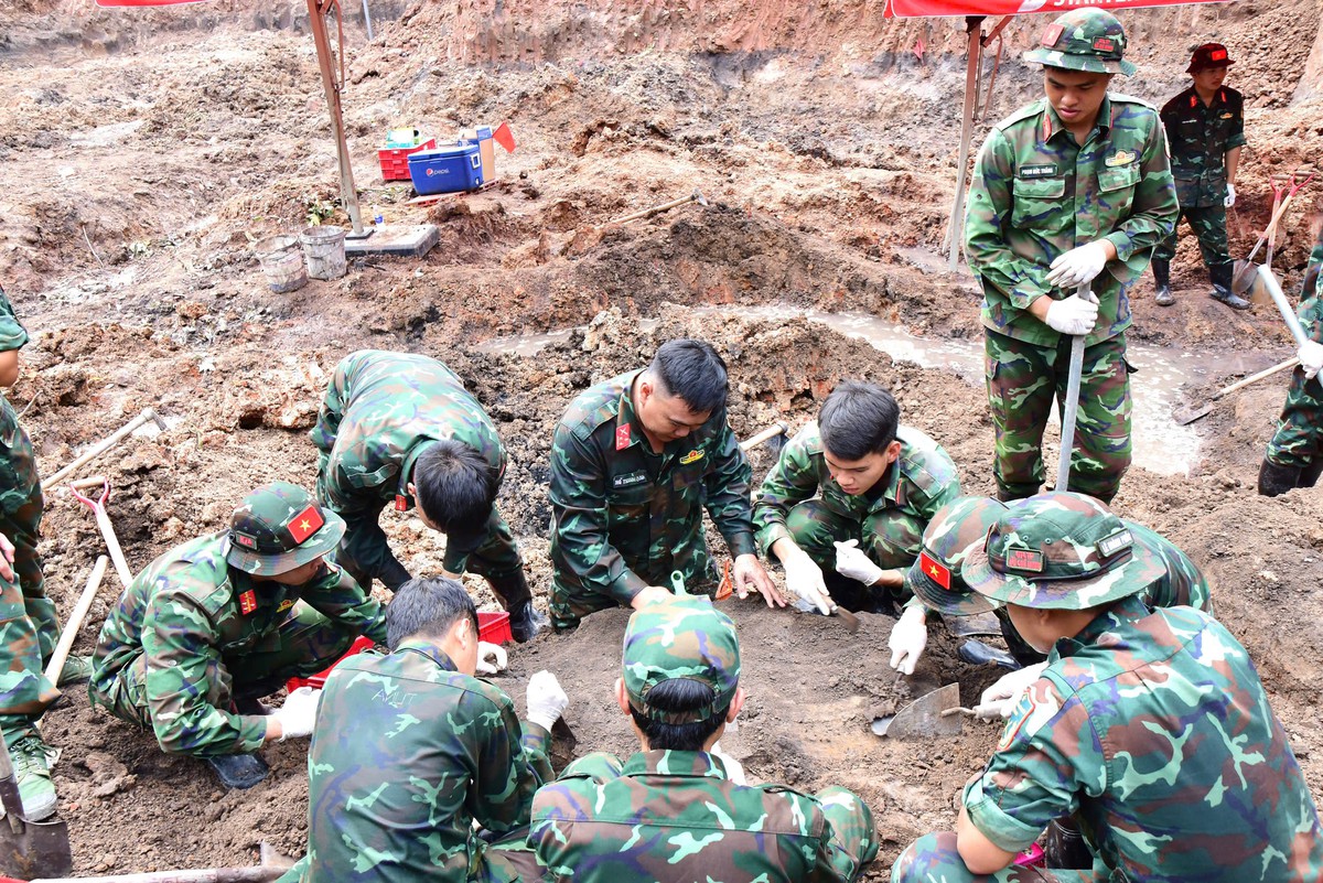 Chính ủy Bộ Tư lệnh TPHCM kiểm tra công tác tìm kiếm hài cốt liệt sĩ tại Công viên Lê Thị Riêng - Ảnh 1.