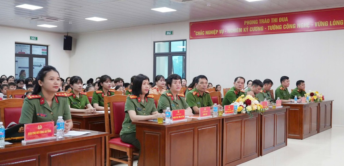 Hơn 340 thiếu nhi tham gia trải nghiệm làm lính cứu hỏa - Ảnh 1.