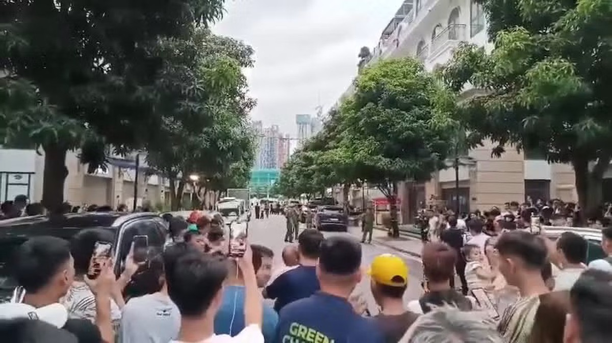 Vợ chồng Huấn Hoa Hồng bị khởi tố- Ảnh 1.