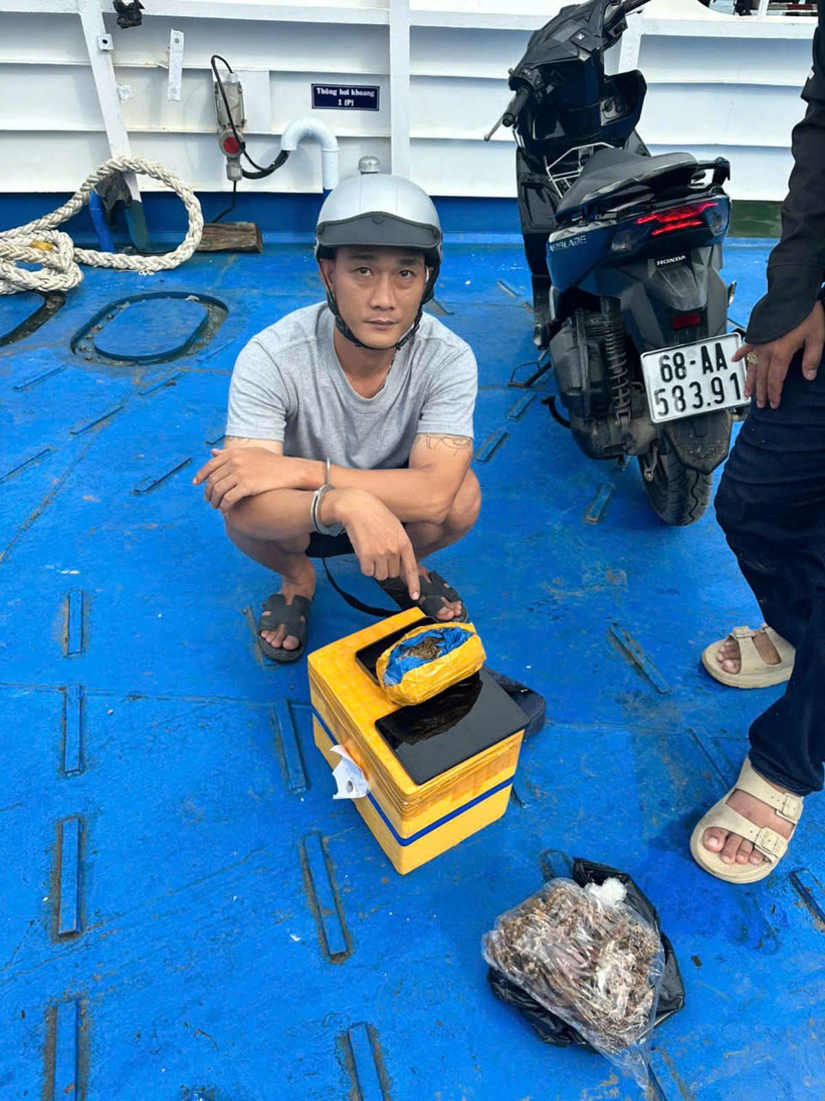 Liên tiếp bắt đối tượng gửi ma túy từ đất liền ra Phú Quốc- Ảnh 1.