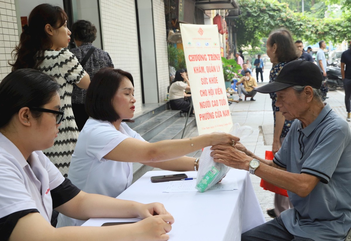 Sổ sức khỏe điện tử VNeID: Dữ liệu có nhưng người dân vẫn chưa dễ dùng - Ảnh 1.