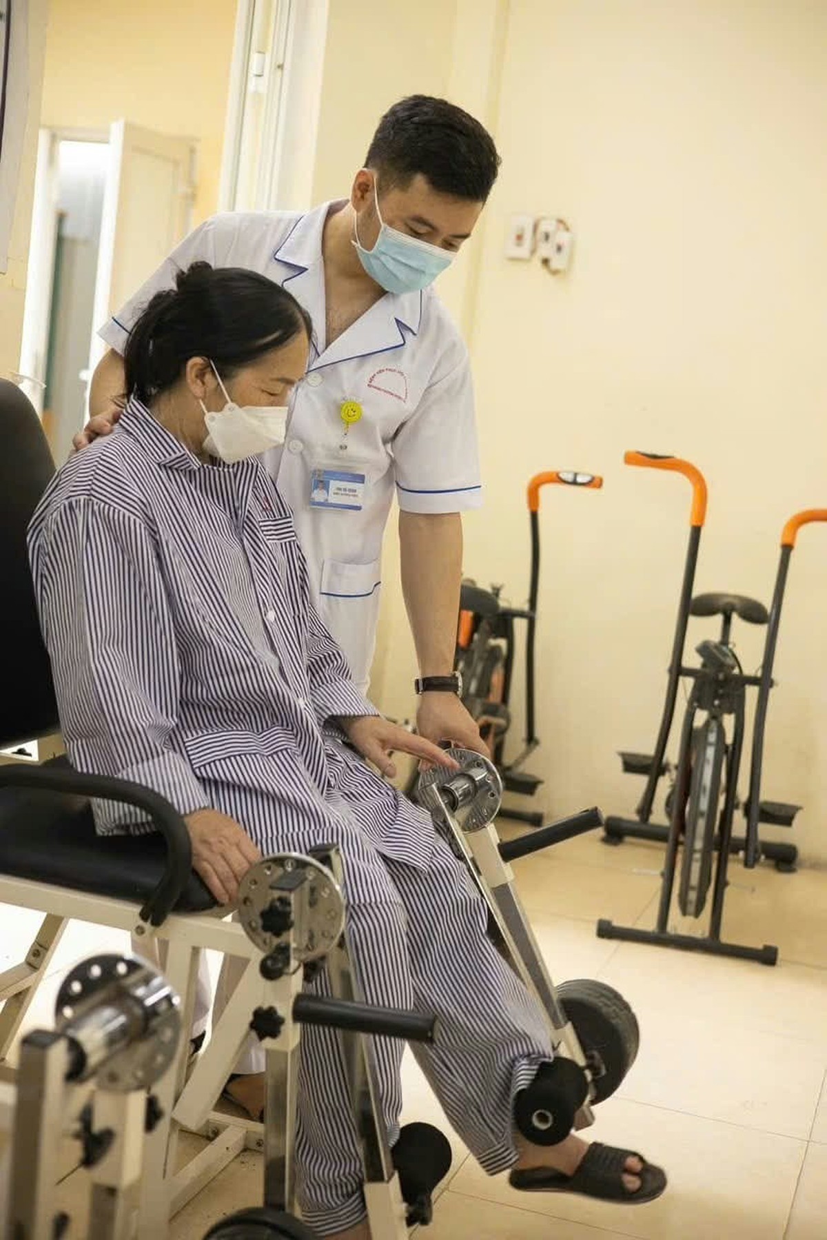 Parkinson giai đoạn sớm: Đừng chờ đến khi bước chân chậm lại mới phục hồi - Ảnh 2.