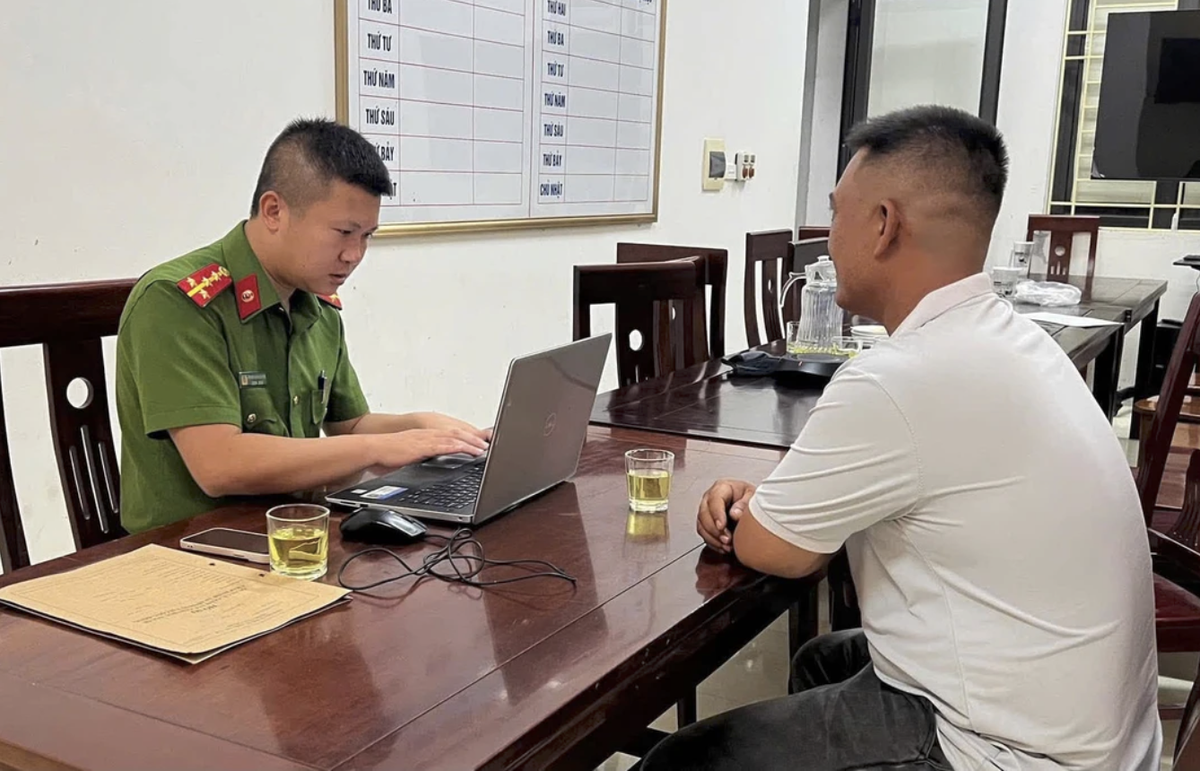 Vụ bé trai ở Nghệ An nghi bị bạo hành: Tòa giao con cho mẹ tại phiên sơ thẩm - Ảnh 2.