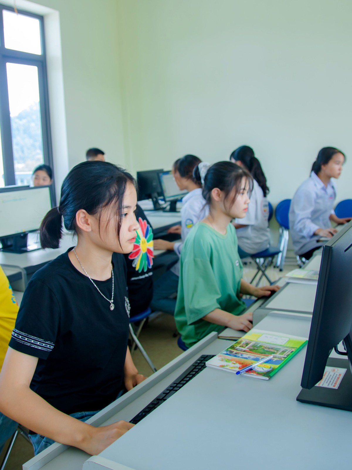 Khi AI và tự động hóa thay thế lao động phổ thông: Phụ nữ cần chuẩn bị gì để không bị đào thải?- Ảnh 2.