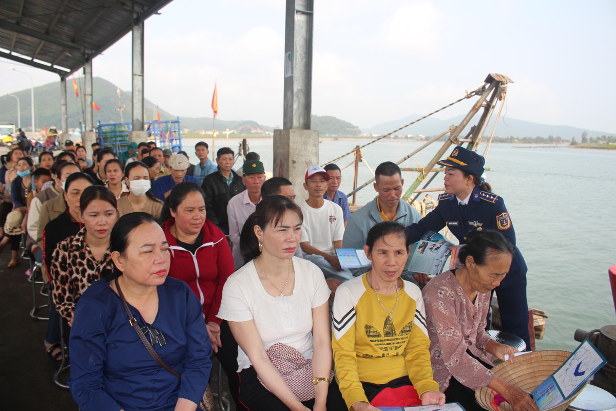 Khi cảnh sát biển đồng hành cùng ngư dân trên cánh sóng - Ảnh 2.