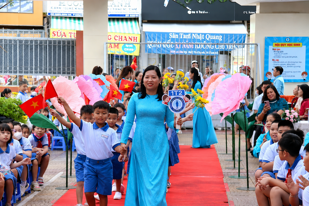 Sắp xếp trường học - Bài cuối: Hiệu trưởng mới "vừa chạy, vừa xây"- Ảnh 2.