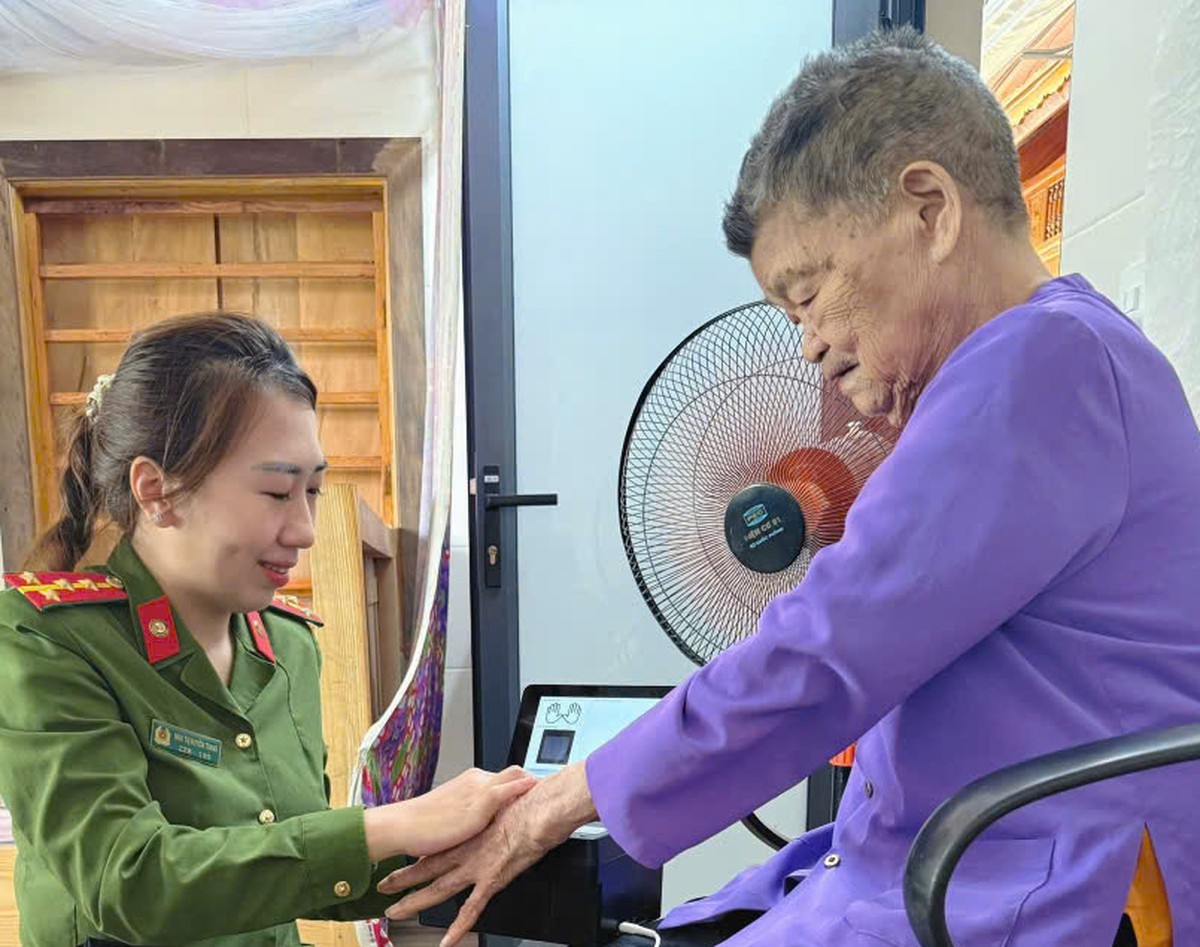 Ngày truyền thống Công an nhân dân Việt Nam 19/8: Đẩy mạnh chuyển đổi số để gần dân hơn- Ảnh 2.
