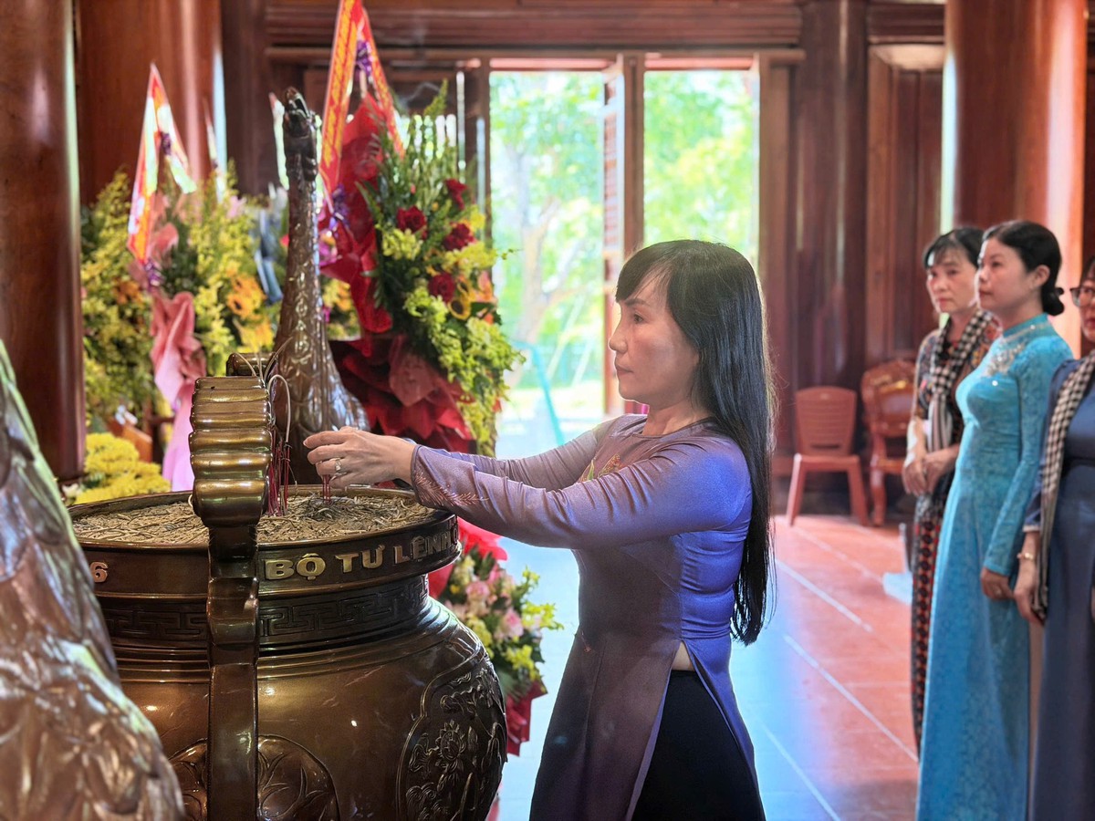 Hội LHPN TPHCM dâng hương tưởng niệm đồng chí Nguyễn Thị Minh Khai - nguyên Bí thư Thành ủy Sài Gòn - Chợ Lớn. - Ảnh 2.