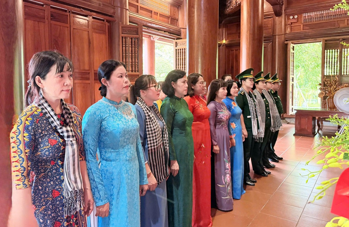 Hội LHPN TPHCM dâng hương tưởng niệm đồng chí Nguyễn Thị Minh Khai - nguyên Bí thư Thành ủy Sài Gòn - Chợ Lớn. - Ảnh 4.