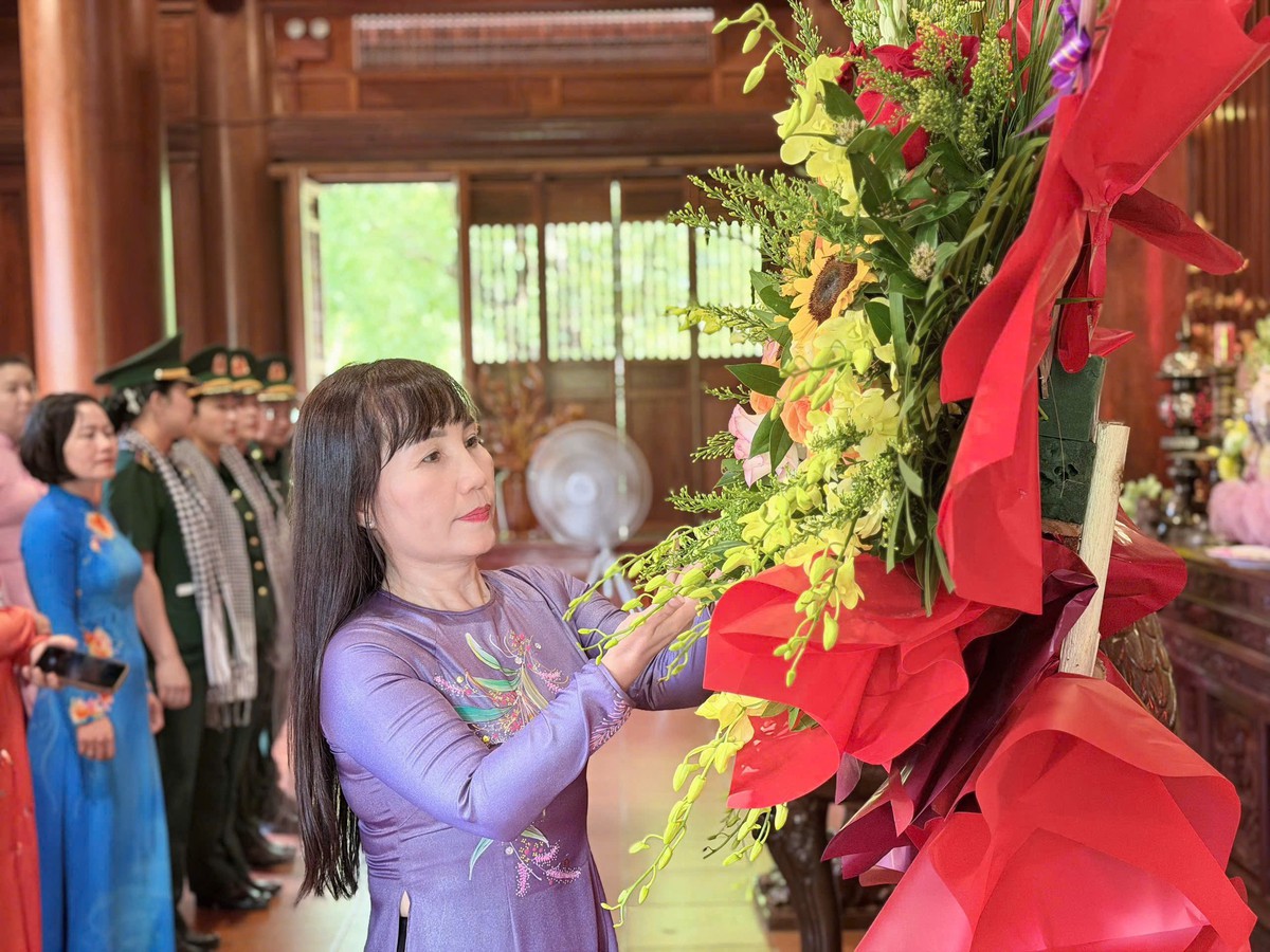 Hội LHPN TPHCM dâng hương tưởng niệm đồng chí Nguyễn Thị Minh Khai - nguyên Bí thư Thành ủy Sài Gòn - Chợ Lớn. - Ảnh 6.