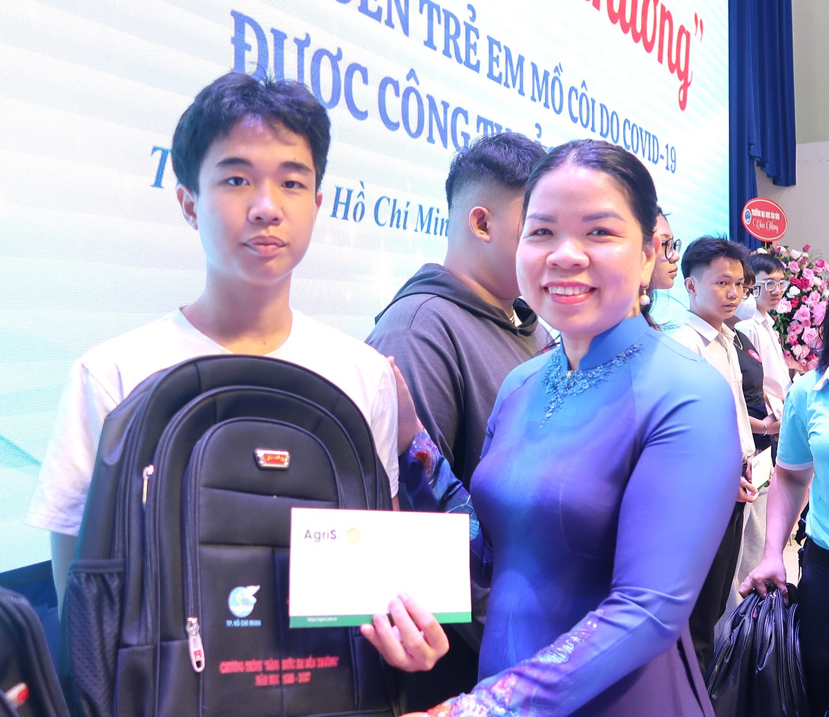Hội LHPN TPHCM tiếp sức cho trẻ khó khăn trước thềm năm học mới- Ảnh 4.