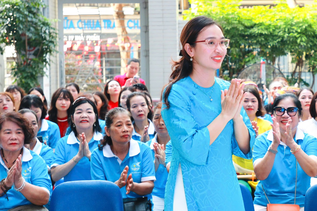 Phường Hai Bà Trưng tập huấn ứng dụng AI, hỗ trợ phụ nữ phát triển kinh doanh số- Ảnh 1.