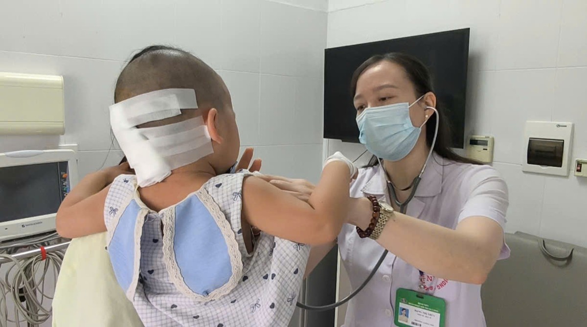 Bé gái 27 tháng tuổi bị tụ máu ngoài màng cứng sau cú ngã - Ảnh 2.