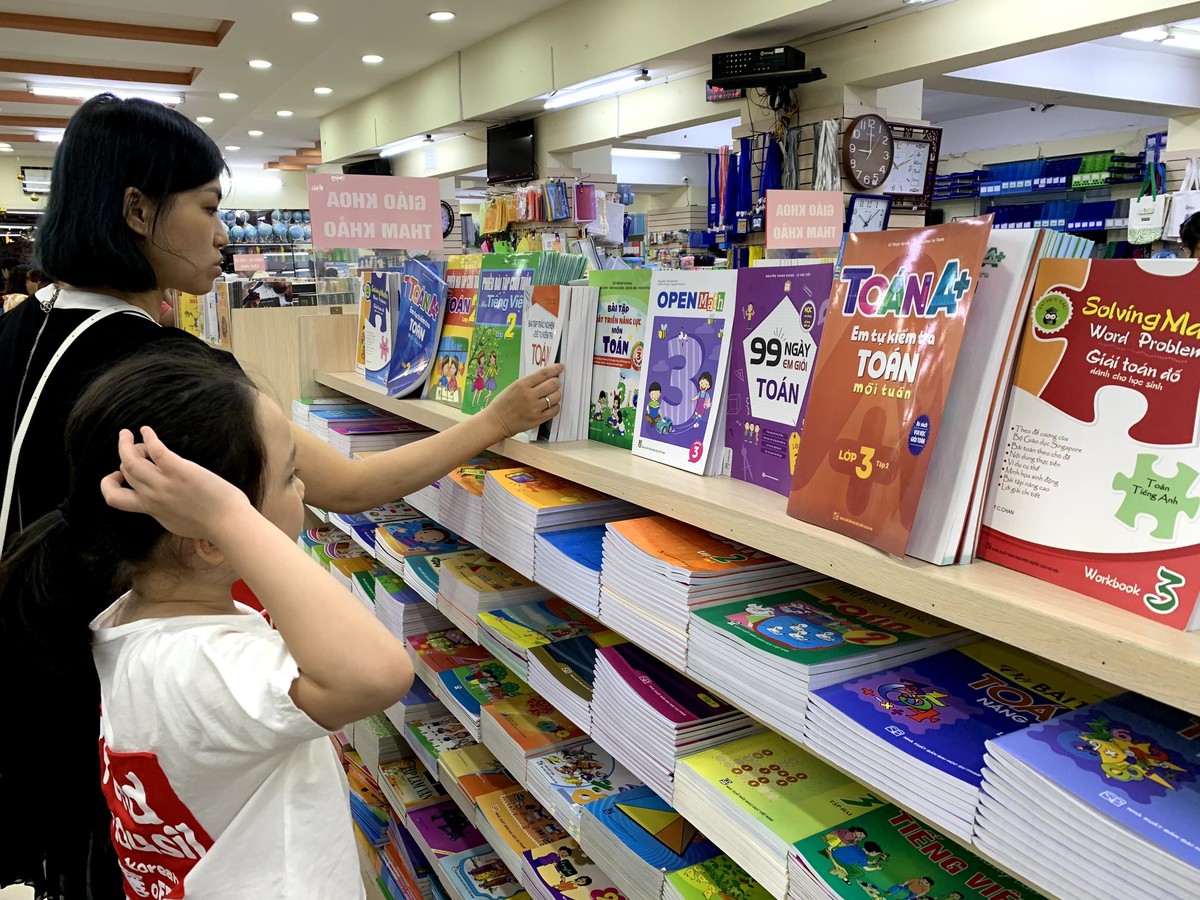 Phụ huynh “đỏ mắt” tìm sách giáo khoa: Nhà xuất bản Giáo dục Việt Nam nói gì?- Ảnh 1.