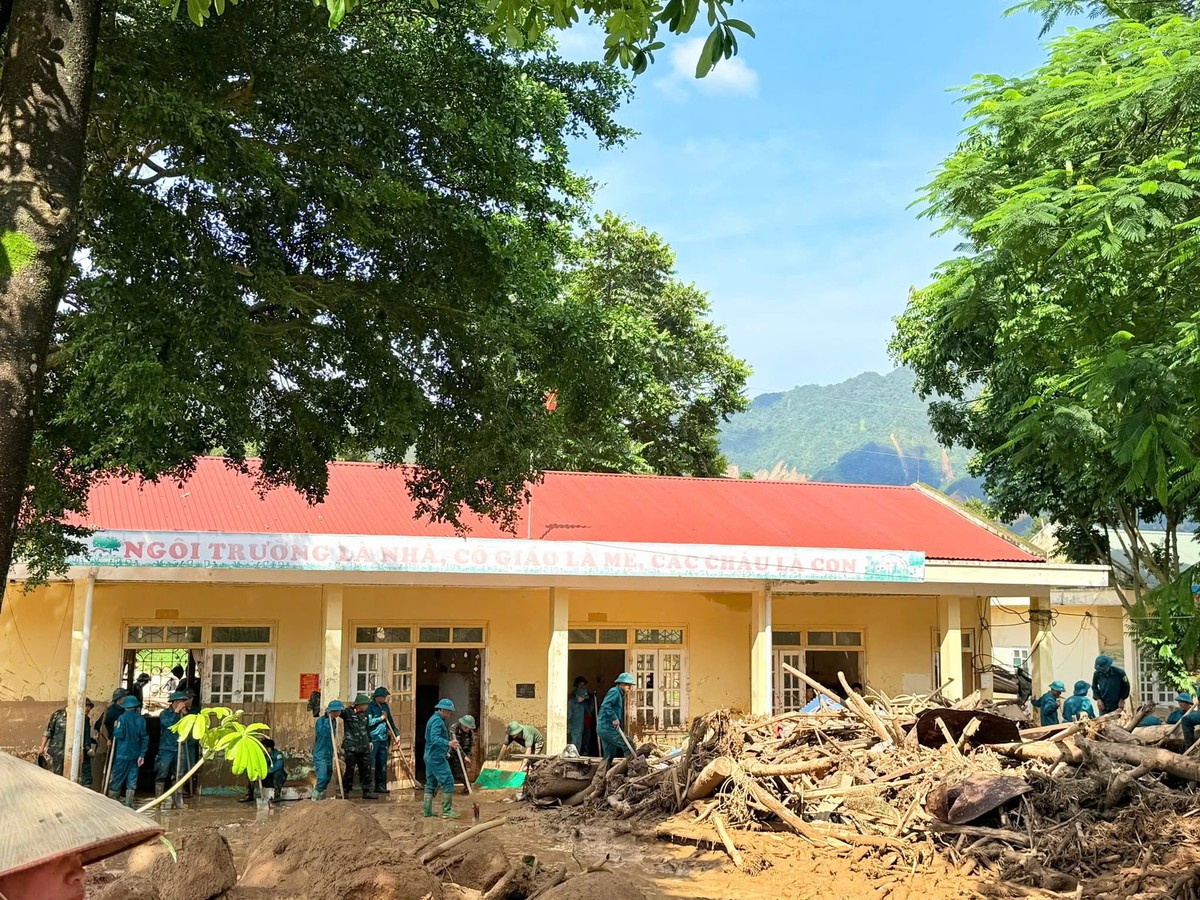 Sau mưa lũ, trường vùng cao gấp rút sửa chữa để trẻ kịp đến lớp - Ảnh 1.
