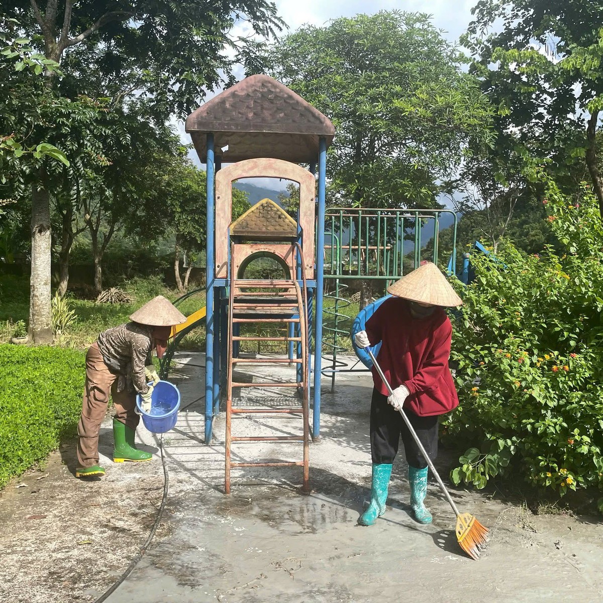 Sau mưa lũ, trường vùng cao gấp rút sửa chữa để trẻ kịp đến lớp - Ảnh 2.