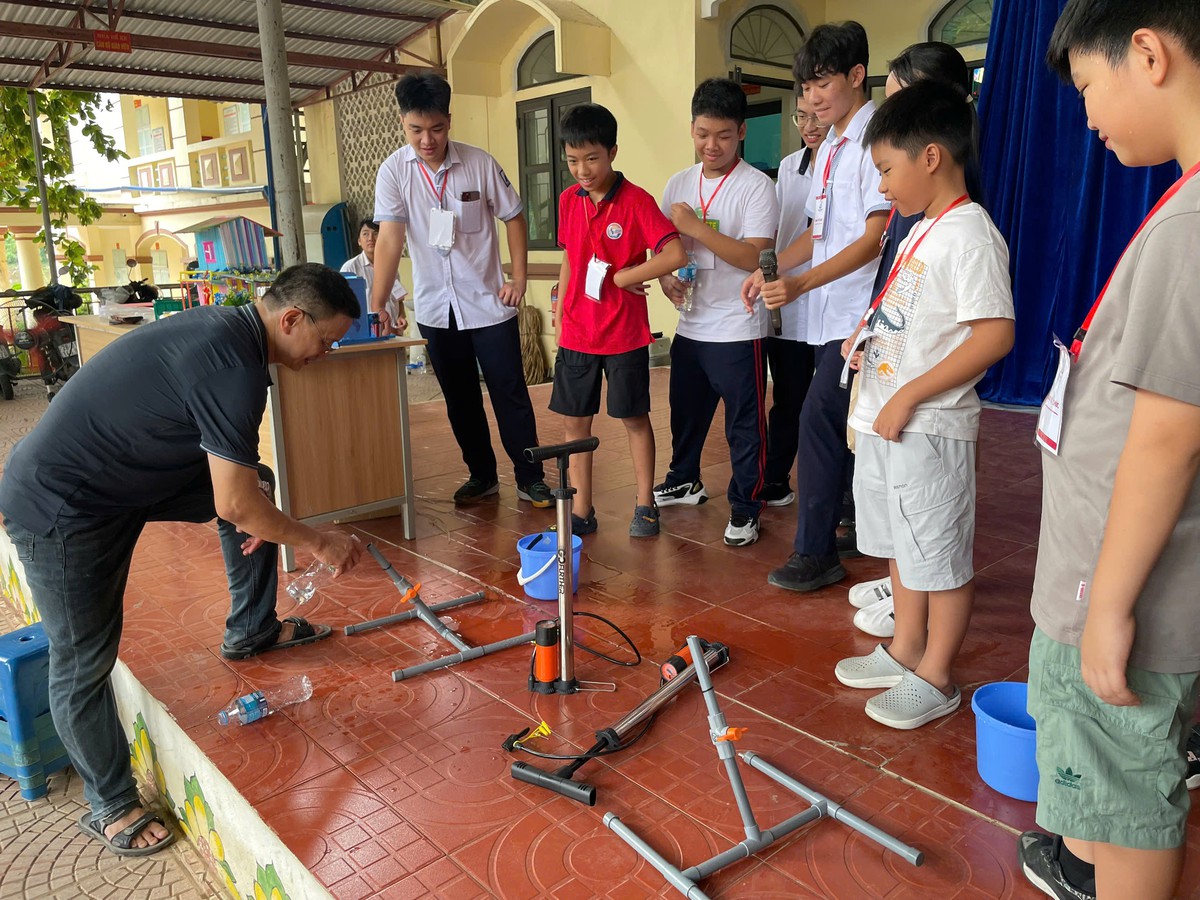 Những học sinh tự tay "xây" ngày hội STEM cho học trò vùng cao - Ảnh 2.