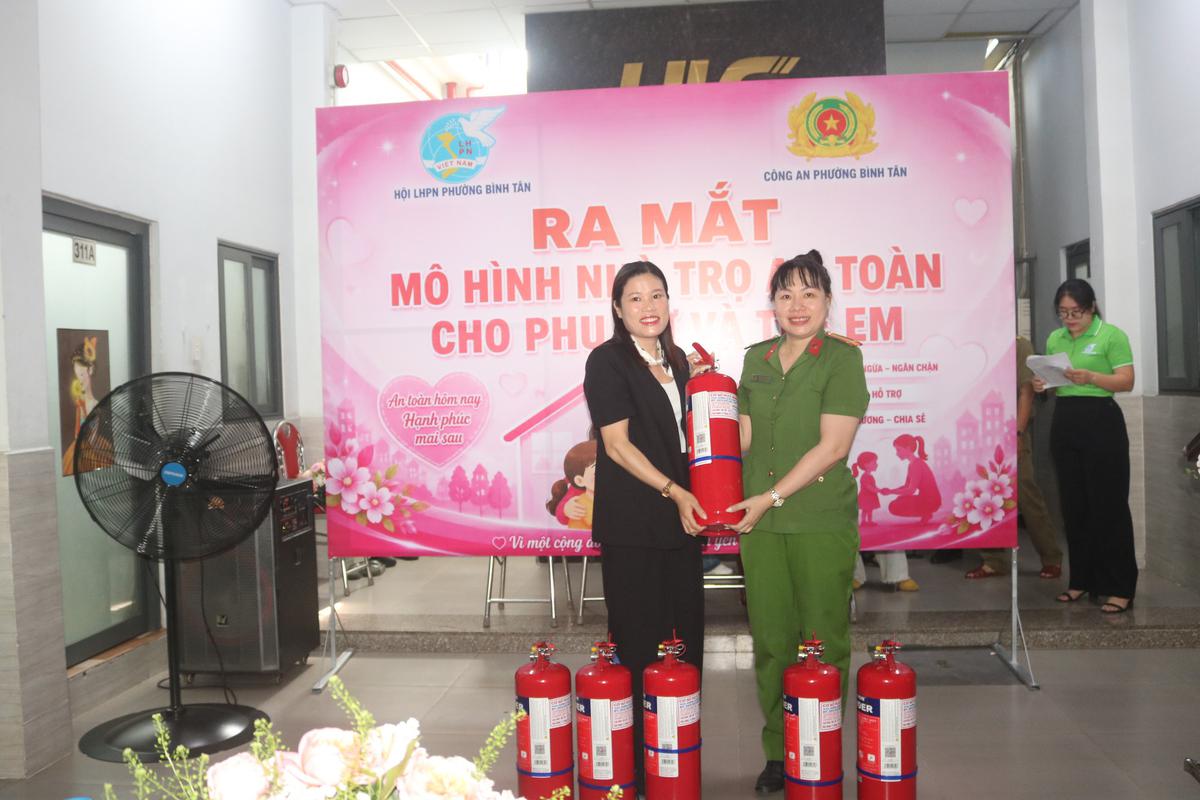 TPHCM: Phường Bình Tân ra mắt mô hình "Nhà trọ an toàn cho phụ nữ và trẻ em"- Ảnh 2.