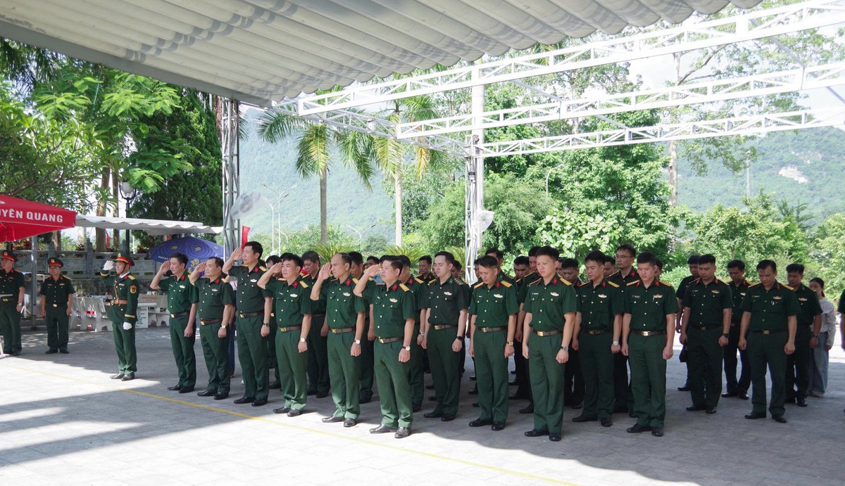 Tổng cục Chính trị dâng hương tri ân các anh hùng liệt sĩ tại Vị Xuyên- Ảnh 2.