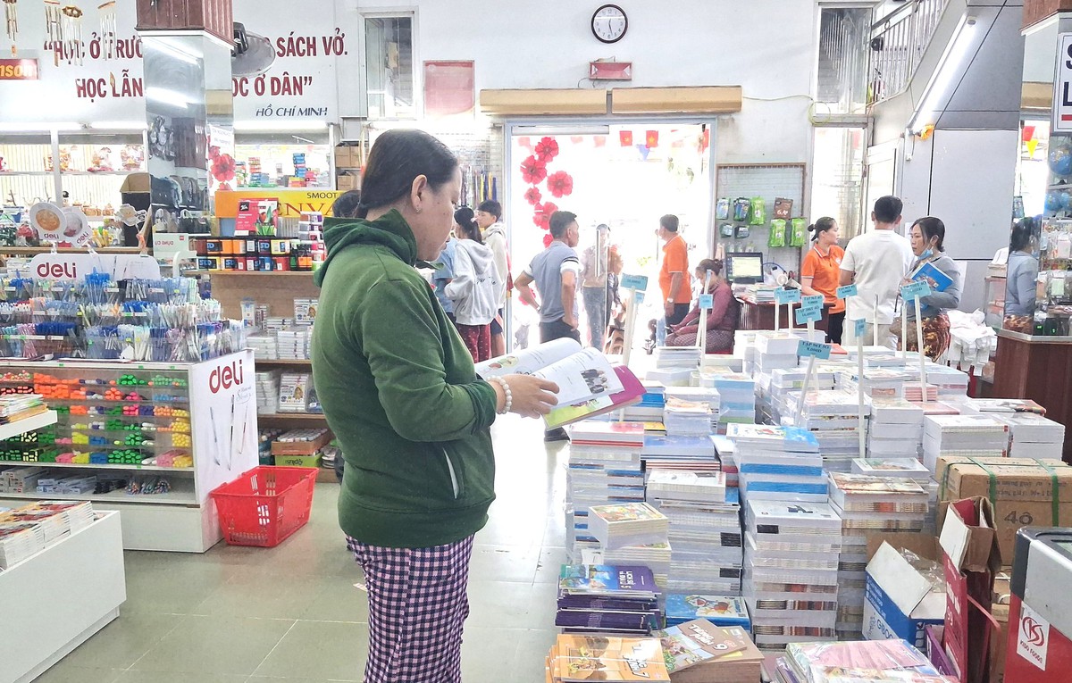 Nhiều phụ huynh khu vực Đồng bằng sông Cửu Long phải đặt cọc để mua sách giáo khoa- Ảnh 1.
