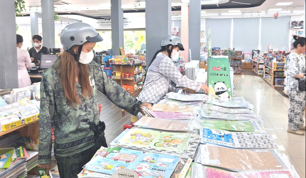 Nhiều phụ huynh khu vực Đồng bằng sông Cửu Long phải đặt cọc để mua sách giáo khoa- Ảnh 2.