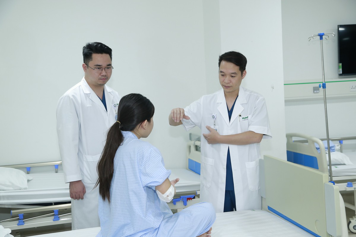 Sau 3 ngày phẫu thuật gãy xương, bé gái 14 tuổi có thể vận động tay- Ảnh 1.