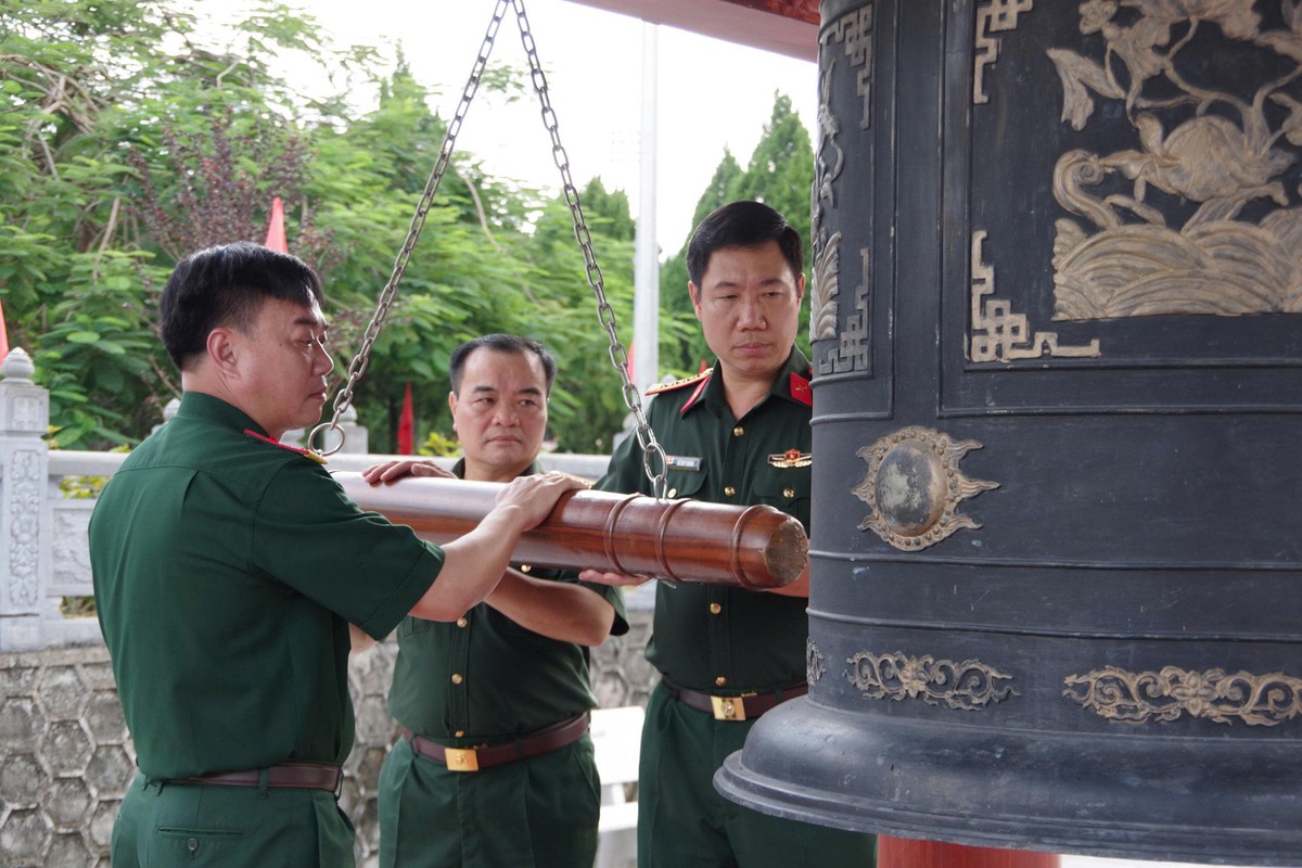 Tổng cục Chính trị dâng hương tri ân các anh hùng liệt sĩ tại Vị Xuyên- Ảnh 1.